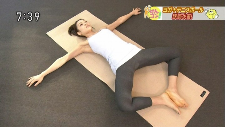 温泉でバスタオル一枚で入浴してるエロキャプ画像 13