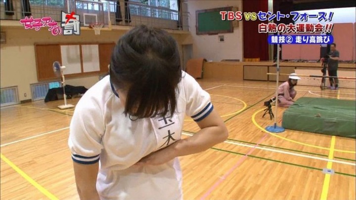 玉木碧女子アナがサッカーボールを蹴ってパンチラしてるエロ画像 14