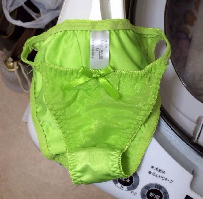 洗濯機の中にある素人のシミ付きパンツってエロいよね 6