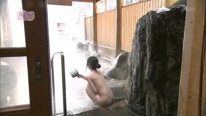 温泉に行こうで林香琳が黒下着を脱いでるエロキャプ画像60枚 32