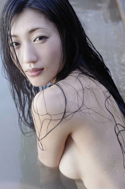 壇蜜さんが浴衣姿で脱いでる着エロ画像40枚 21