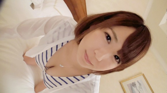 巨乳で童顔な素人事務員のおっぱいをしゃぶってるハメ撮りエロ画像 1