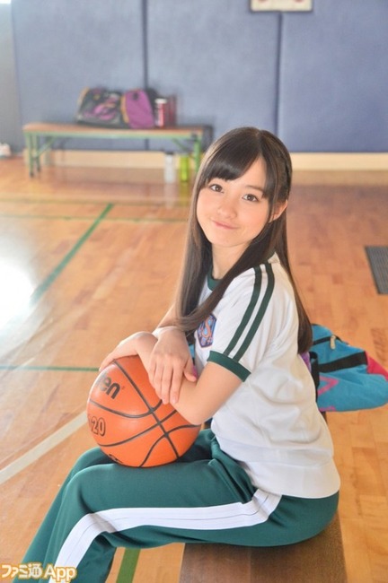 【画像あり】橋本環奈のTシャツ胸強調がイラやしい 28