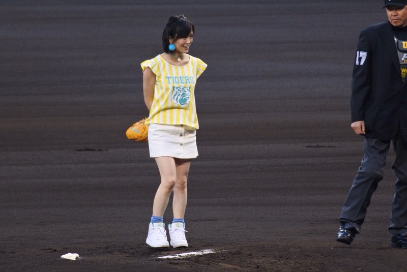 NMB48さや姉が始球式で足を上げてパンチラ　画像 5