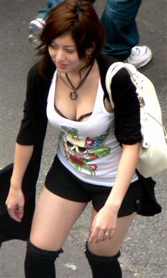 素人の着衣おっぱいがエロい画像 4