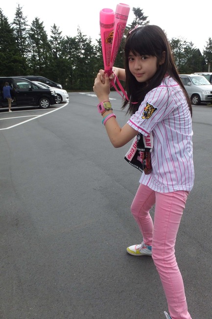 【画像】女の子にバット持たせてみた結果wwwww 8