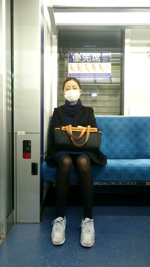素人娘の電車内パンチラに生足…エロッ…こりゃ痴漢増えるわｗｗｗｗｗ（画像あり） 14