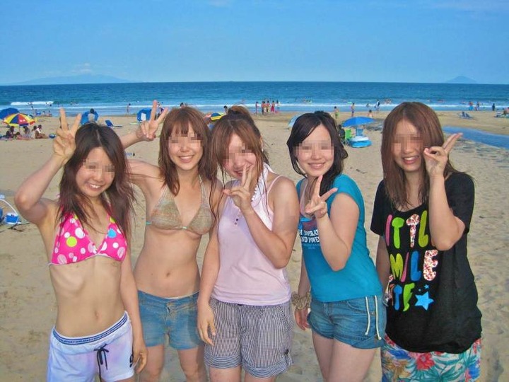 海ではしゃいでる素人のエロ水着画像80枚 82