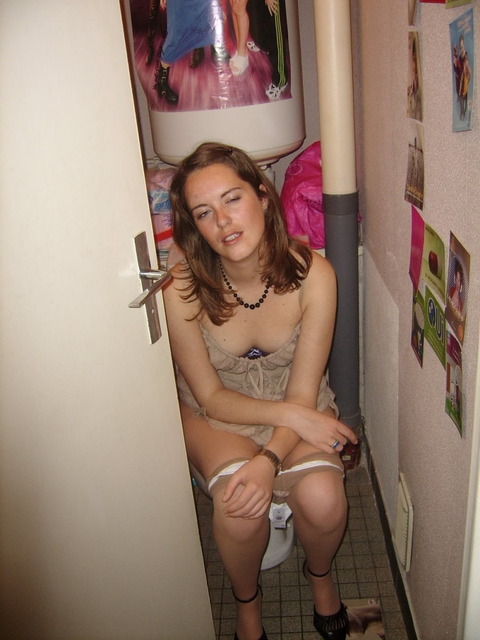 トイレでおふざけ・悪ふざけエロ写メ撮るのは万国共通らしいわｗｗｗｗｗ（画像あり） 25