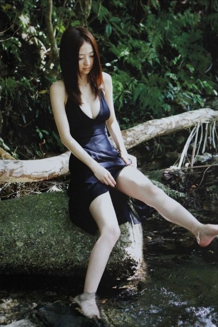 逢沢りな 女優の胸の谷間がエロい画像30枚 29