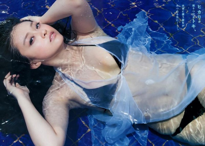人気グラビアアイドルの三人がタオル一枚で温泉に入ってる 13