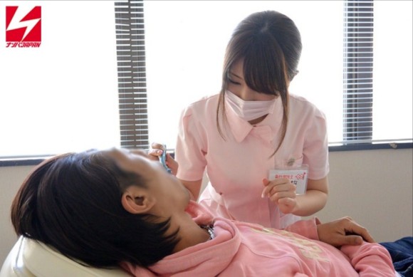 歯医者でおっぱい当ててくれる歯科衛生士のエロ画像 17