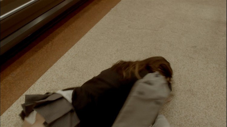 夏帆が制服姿で開脚パンチラしてるエロキャプ画像 6