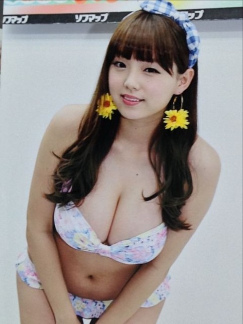 篠崎愛が自分でおっぱいに水かけてるエロ画像 10