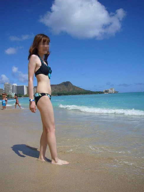 素人水着ギャルを海でナンパしたくなるエロ画像 3