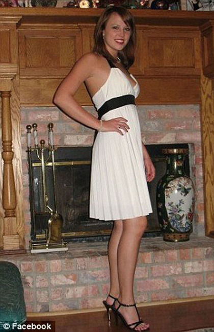 【画像】アメリカで美人女教師２人が男子生徒を3P誘惑授業ｗｗｗｗハメ撮りしながら騎乗位で搾りまくりｗｗｗ逮捕へ 4