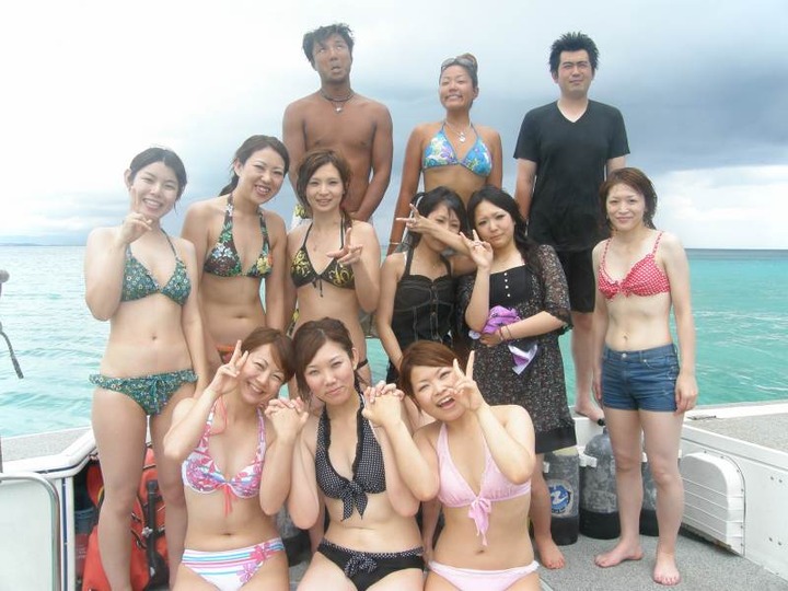 海ではしゃいでる素人のエロ水着画像80枚 45