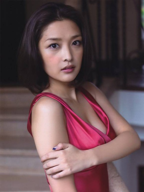熊田曜子、安めぐみなど人気アイドルの巨乳おっぱいがエロい画像40枚 8