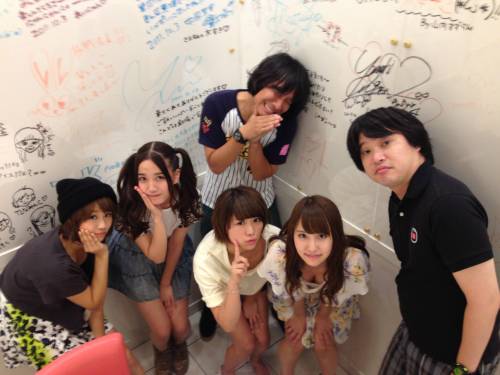 人気アイドルたちの胸チラしてるエロ画像まとめ 8