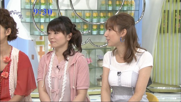 巨乳女子アナのパンチラや胸チラがエロいキャプ画像 4