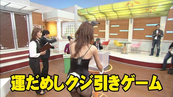 AKBや女子アナのパンチラ、胸チラがエロいTVキャプ画像40枚 9