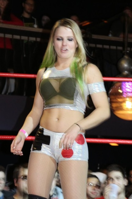 外国の女子プロレスラーのスタイルがエロい画像 10