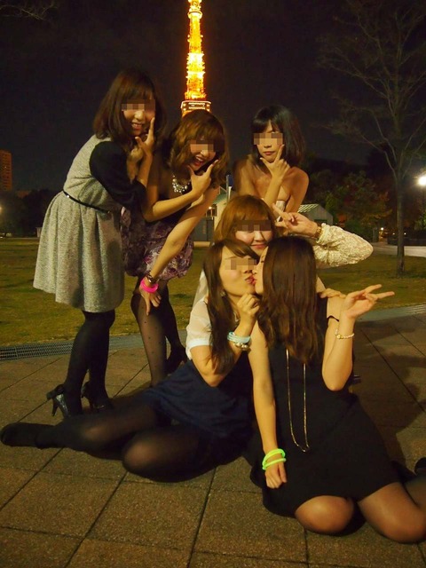 Facebookには素人娘のパンチラがいっぱい！集合写真は注目して見とけｗｗｗｗｗ（画像あり） 1