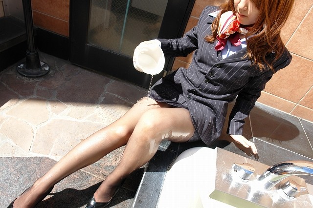 【画像あり】スーツ姿のOLが制服のまま風呂に入る光景が最高すぎる 65