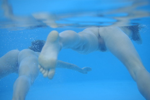 【水中盗撮エロ画像】プールで露出とかセックスしてる変態素人多すぎワロタｗｗｗｗｗ 17