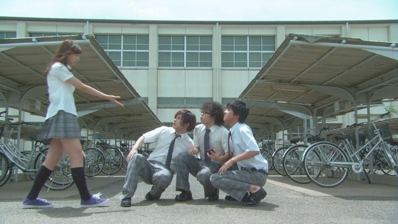 西内まりやがJK制服姿でアソコ抑えてるエロ画像 31