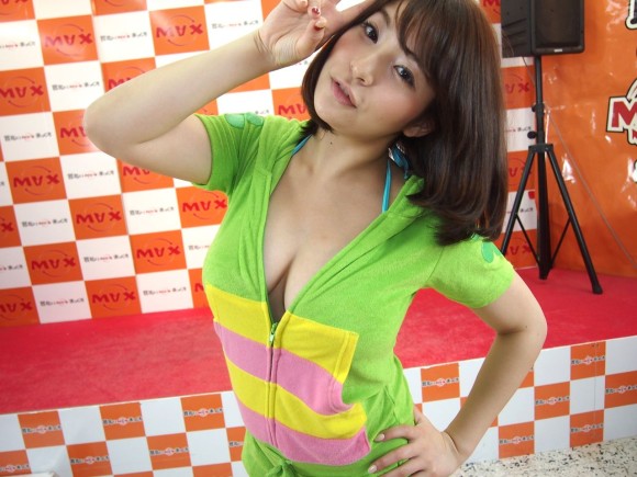 レースクイーン・キャンギャルの太ももや胸の谷間がエロい画像40枚 25