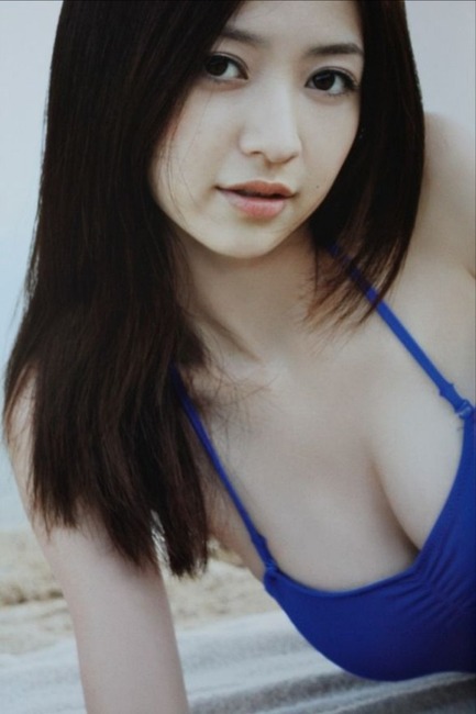 逢沢りな 女優の胸の谷間がエロい画像30枚 25