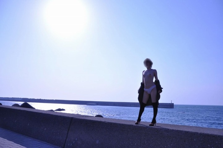 海や船の上で野外露出する素人のエロ画像 2
