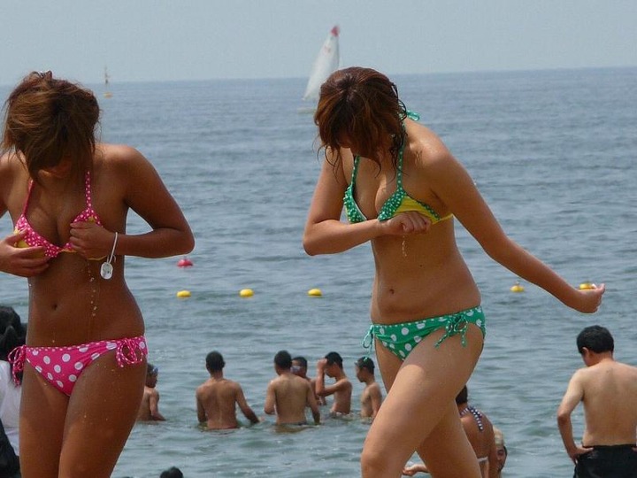 海ではしゃいでる素人のエロ水着画像 38