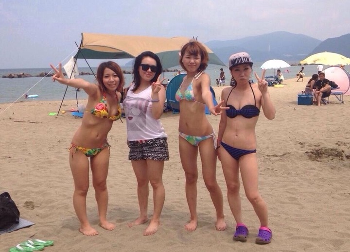 【画像】こういう女たちと海で遊んだことないやつwwwwww 14