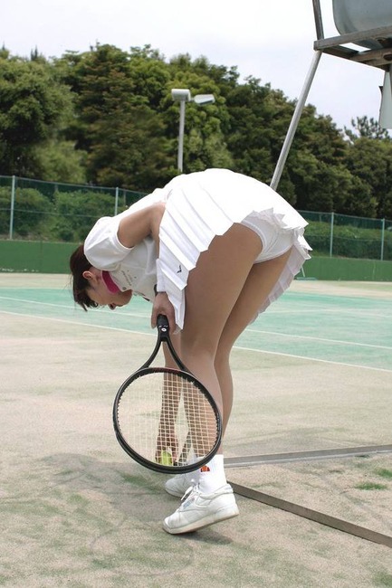 テニスウェアでパンチラしてる女の子のエロ画像30枚 32