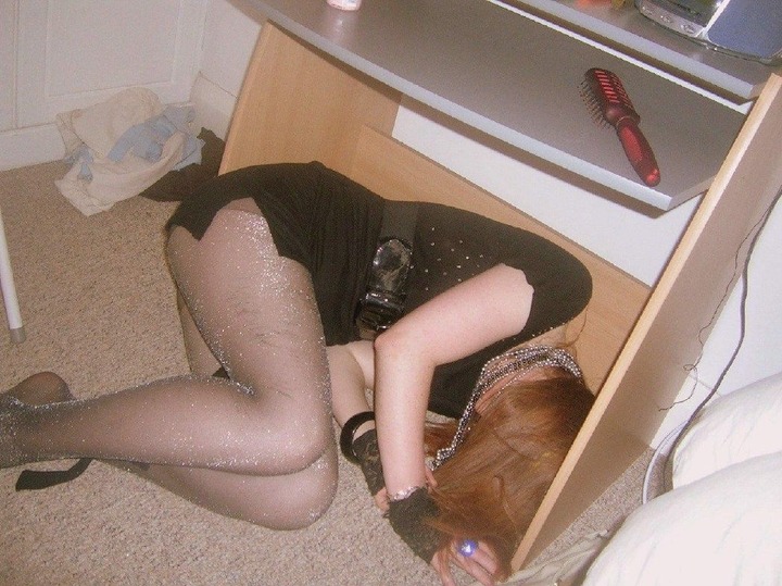 泥酔してパンツ丸見えな素人のエロ画像 20