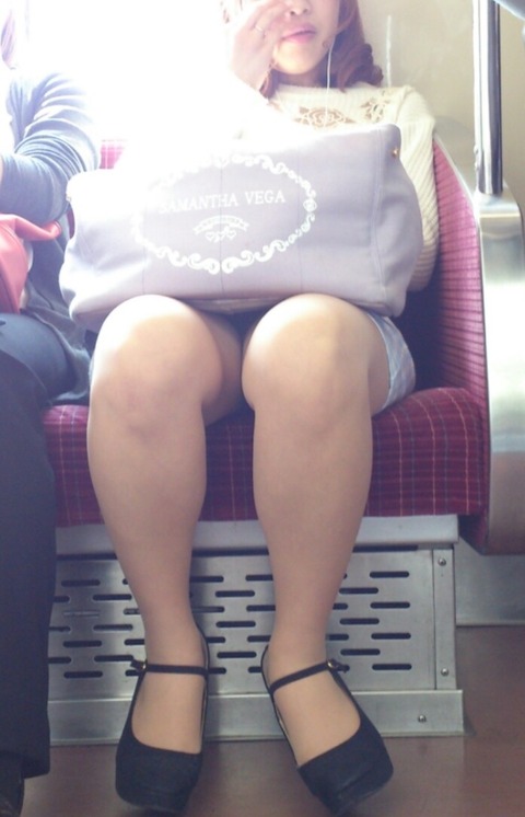 素人娘の電車内パンチラに生足…エロッ…こりゃ痴漢増えるわｗｗｗｗｗ（画像あり） 9