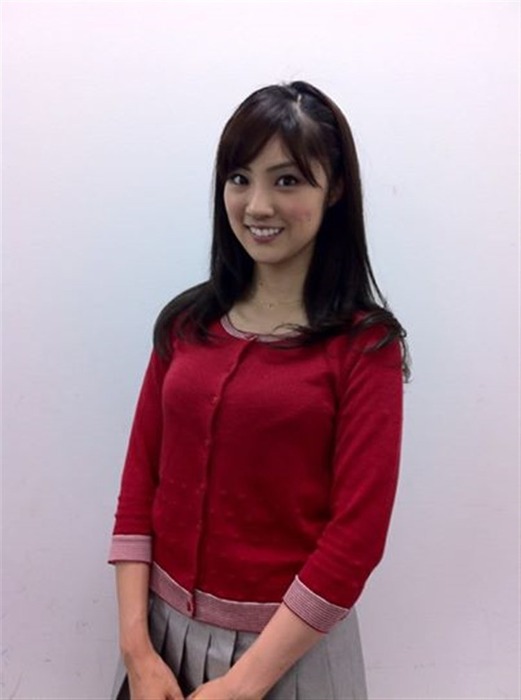 元モデルで女子アナの岩本乃蒼の太ももが綺麗な画像 1