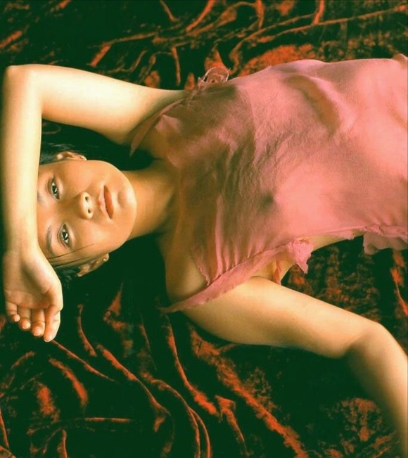 吉本多香美　女優のセミヌードがエロい画像まとめ 10