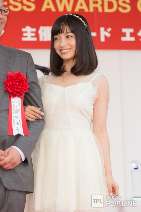 橋本環奈ちゃんの白いドレス姿が美しい 17