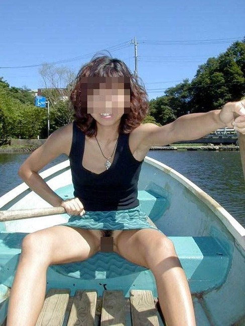 海や船の上で野外露出する素人のエロ画像 15