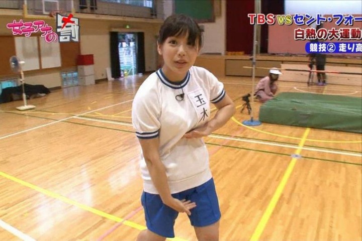 玉木碧女子アナがサッカーボールを蹴ってパンチラしてるエロ画像 13