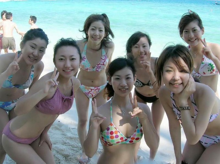 海ではしゃいでる素人のエロ水着画像80枚 17