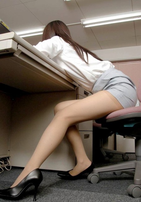 美脚なお姉さんの太ももが眩しいエロ画像 20