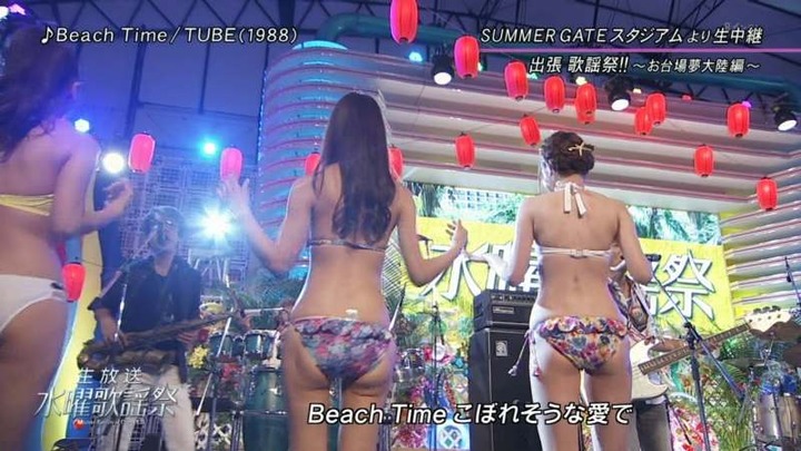 都心で素人水着ギャルが踊ってるエロ画像 23
