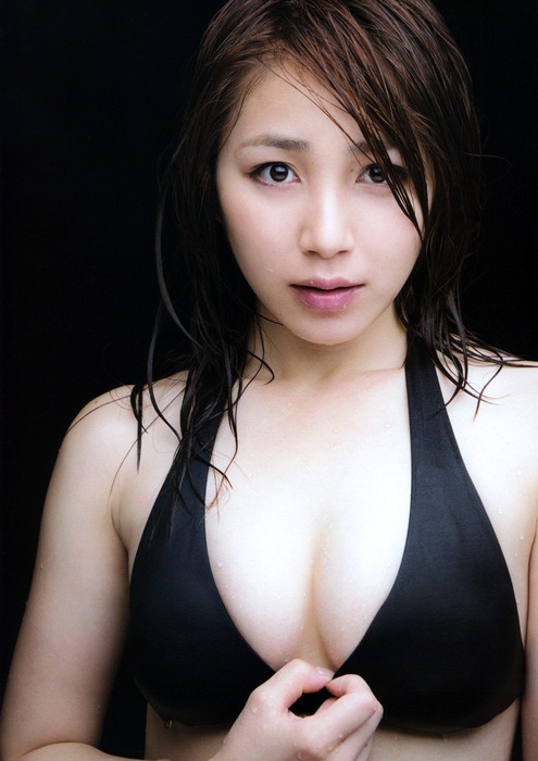 吉川友の紫ビキニがエロい画像 11