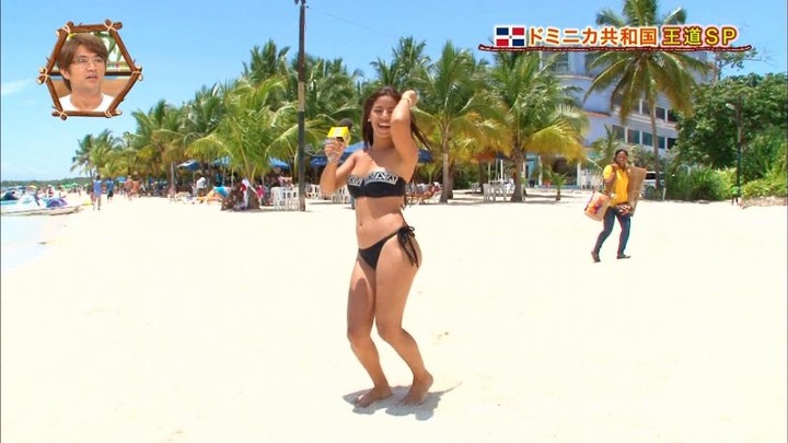 海外の水着美女のレポーターがエロい画像 25