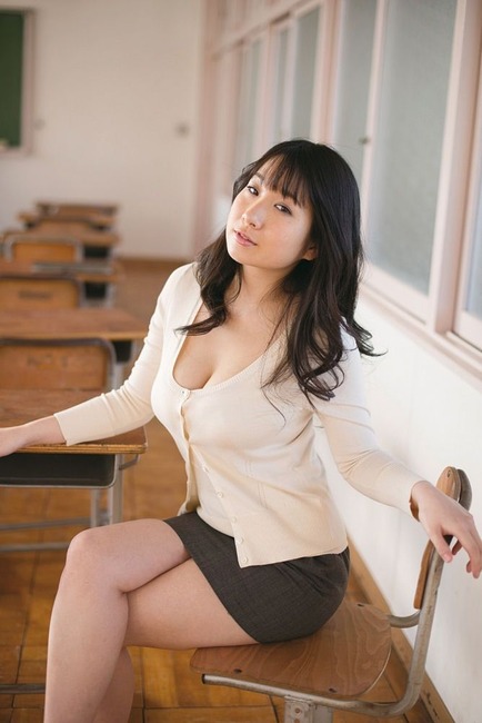 後ろからモミモミしたい着衣巨乳な女の子のエロ画像 2