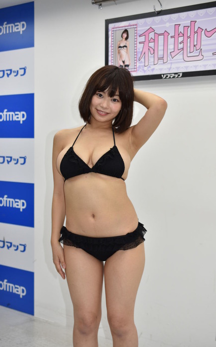 和地つかさがソフマップで爆乳晒してるエロ画像 4